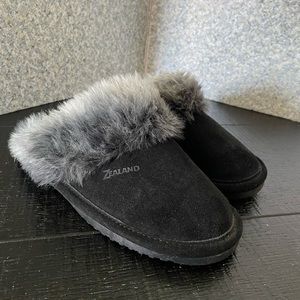 Zealand Women's Black Suede Slip-On on Slippers size 6